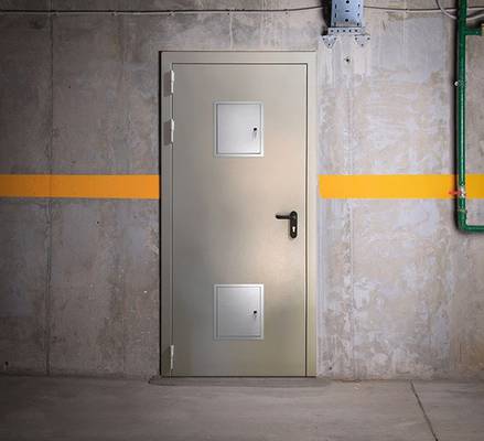 Однопольная дверь с двумя узлами