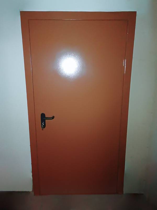 Одностворчатая дверь, фото снаружи