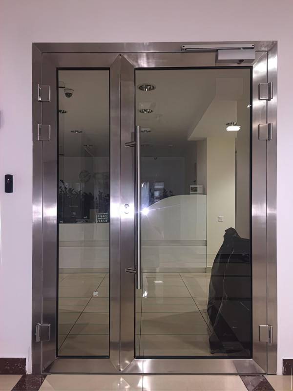 Остекленная двустворчатая дверь, вид сзади