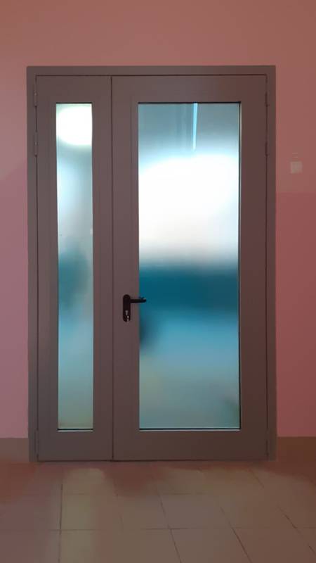 Полуторастворчатая дверь со стеклопакетом