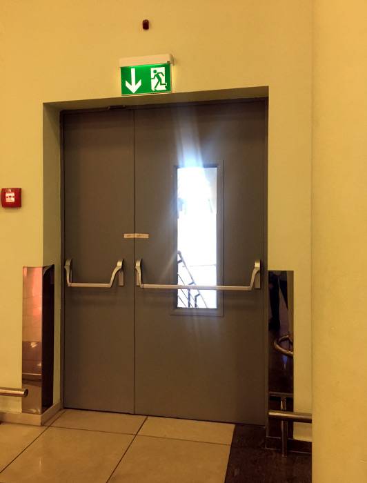 Полуторная дверь с остеклением