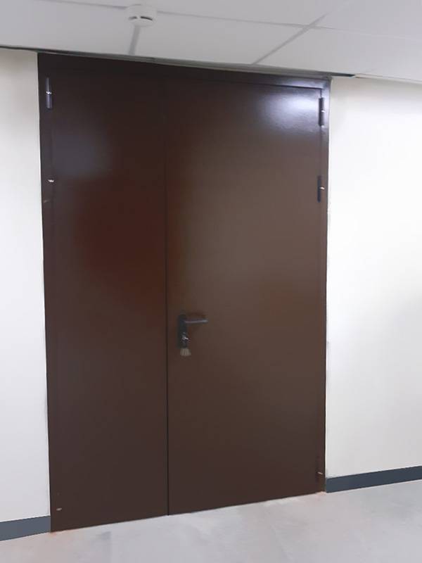 Полуторная дверь, вид спереди (ул. Крымский Вал, 8 к2)