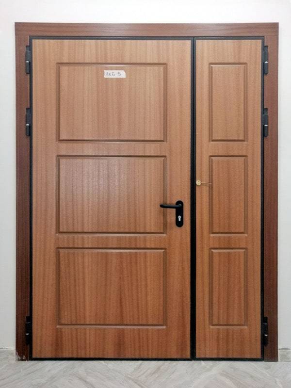 Полуторная МДФ дверь снаружи