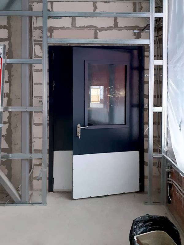 Пожаростойкая дверь со стеклом и отбойником (г. Бежецк)