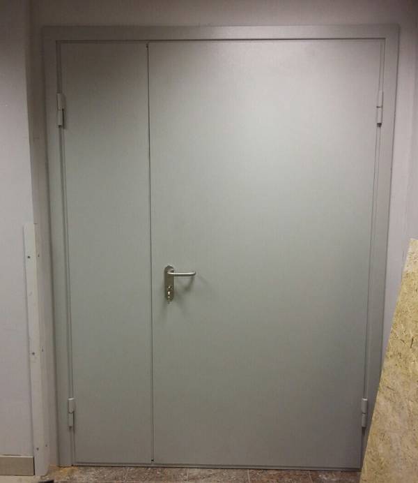 Серая полуторная дверь с ручкой DOORLOCK