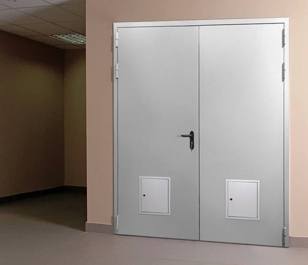 Распашная противопожарная дверь