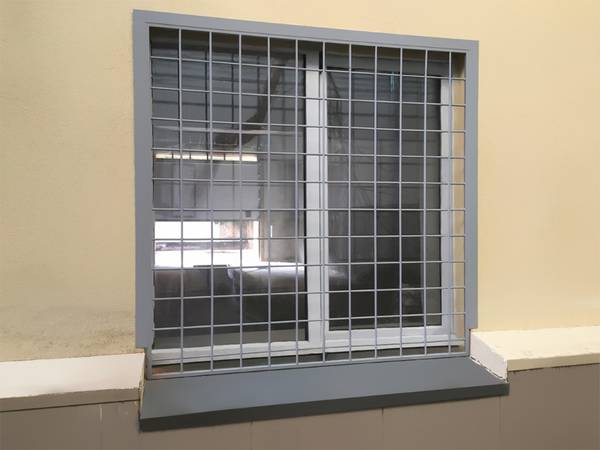 Стальная решетка (пожарное депо)