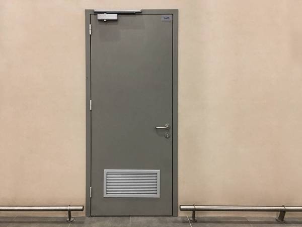 Техническая дверь с вентиляцией