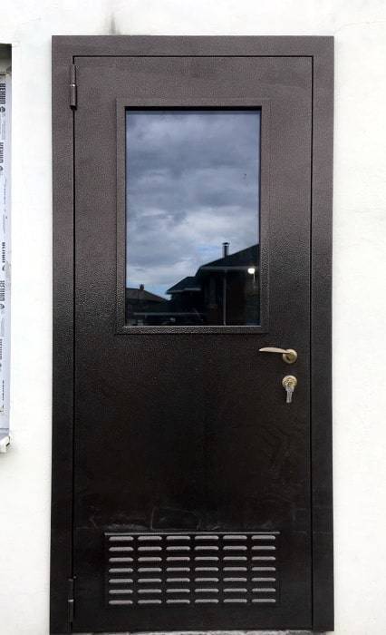 Техническая дверь с вентиляцией